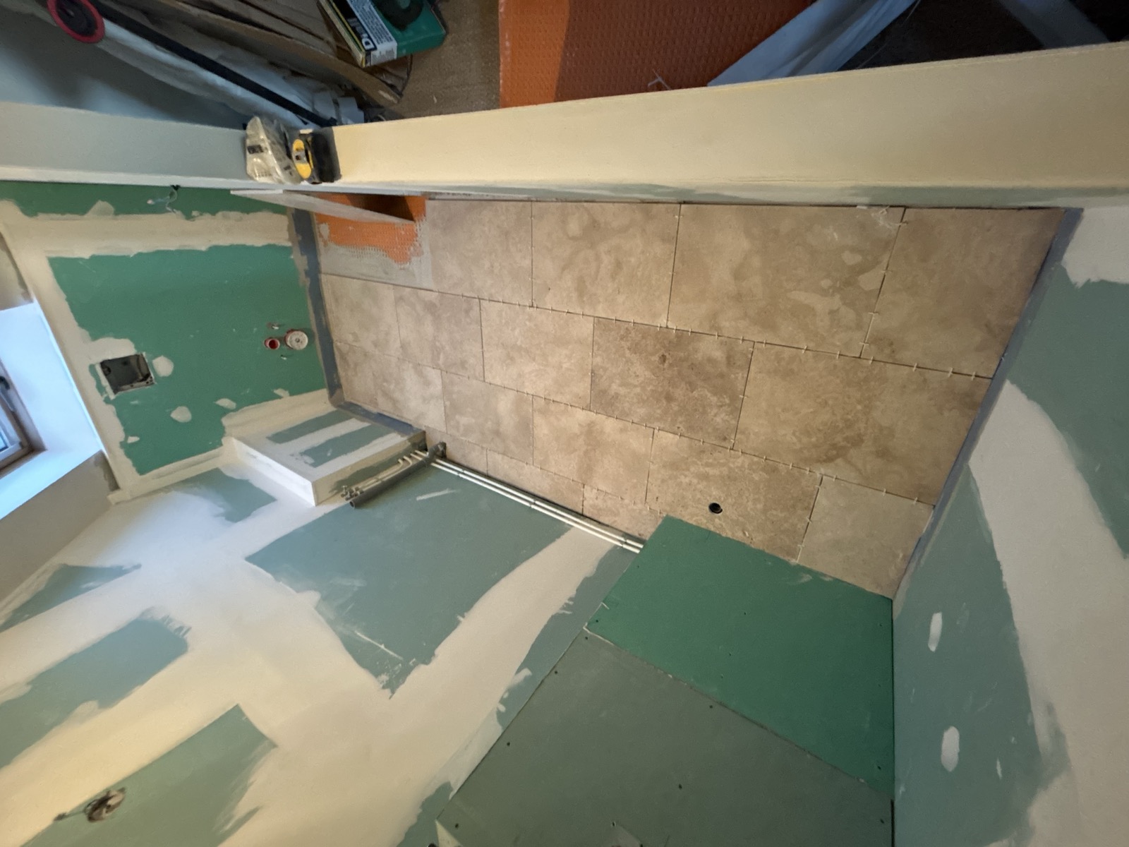 Salle de bain carrelée — après